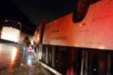 Ônibus se choca contra cavalo, capota e deixa vários feridos na BR-408