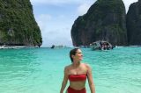 Isabella Santoni arrasa de biquíni em praia paradisíaca