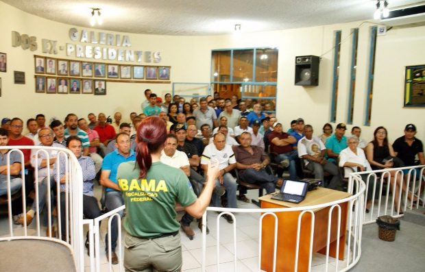 Representante do IBAMA fala a produtores revoltados