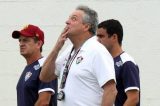 Abel é aplaudido por jogadores do Fluminense no centro do gramado do CT