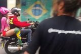 Anitta aparece de biquíni e anda de mototáxi
