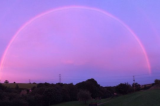 Arco-íris cor de rosa aparece no céu da Inglaterra e viraliza nas redes sociais