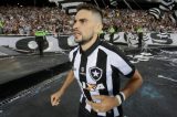 Pimpão iguala recorde de Jairzinho pelo Botafogo, e Jair Ventura brinca: ‘Está barrado, não pode passar meu pai’