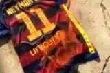 Torcedor do Barcelona queima camisa de Neymar após saída do craque