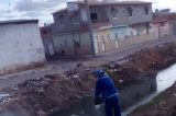 Sesau realiza tratamento com cal em canal do bairro João XXIII
