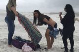 Mulher Melancia troca de roupa nas dunas durante ensaio