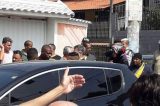 PM baleado na cabeça durante assalto é socorrido por vereador, em São Gonçalo