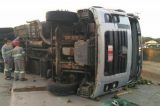 Caminhão com abacate tomba na BR-232 e carga é saqueada