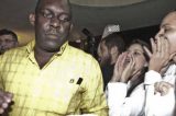 Médico cubano recebido com vaias se casa com brasileira e quer ficar no país