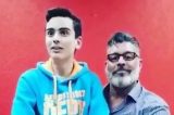 Dudu Camargo senta no colo de Alexandre Frota
