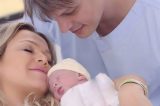 Eliana compartilha foto com marido e filha, recém-nascida