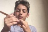 Uma semana após remoção de perfil, menino que ensina crochê na web conquista o dobro de fãs