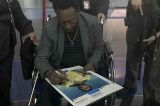 Jornal publica imagem de Pelé em cadeira de rodas