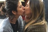 Bruna e Tatá beijam atriz em protesto