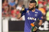 ‘Caso Light’ faz goleiro Alex ganhar apoio em massa da torcida do Flamengo