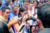 Estudante abre fogo contra dois colegas, um morre em escola