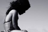 Por que uma menina de cinco anos tem menstruação e acne?