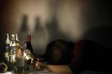 Por que é mais difícil para as mulheres lutar contra alcoolismo e dependência às drogas