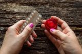 A surpreendente razão pela qual os inventores da pílula anticoncepcional decidiram que as mulheres deveriam continuar menstruando