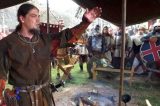 O ‘clube da luta viking’ que serve como terapia para homens violentos