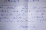 Mãe recebe bilhete de vizinha reclamando de choro da filha recém-nascida