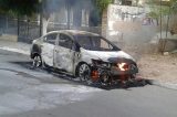 Carro é incendiado em frente à Delegacia de Polícia Civil de Cabrobó-PE