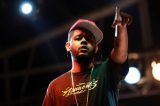 Em palco de show, cantor Emicida ironiza racismo de William Waack