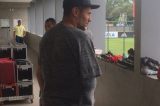 Diego Alves aparece em treino do Flamengo e torcida volta a lamentar lesão do goleiro