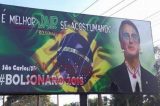 Em outdoor, Bolsonaro aparece com maquiagem e brincos