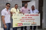 Prefeitura de Juazeiro entrega mais um prêmio da campanha IPTU dá Sorte