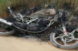 Corpo de homem é encontrado amarrado e queimado em cima de moto no interior