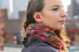 O fone de ouvido que é capaz de traduzir 15 idiomas praticamente ao vivo