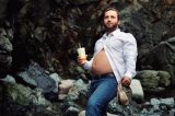 Era o que faltava! Homem faz ensaio ‘grávido’ de fast food e fotos viralizam