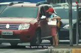 Menino distribui picolé em sinal como presente de Natal
