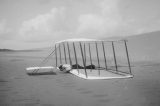 1903 – Irmãos Wright dizem ter realizado o primeiro voo