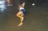 Mulher que sensualizou na enchente ganha o apelido de Ritinha da Maré