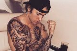 Justin Bieber fecha outro braço com tatuagens