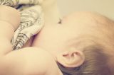 Mulher trans produz leite e amamenta bebê pela primeira vez já registrada