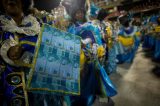 Brasileiro vive metamorfose política em meio à combustão carnavalesca