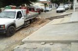 É carnaval! Caminhão atola no calçamento armengado de Uauá