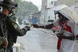 Militares fotografam moradores de favelas para checar antecedentes