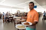 Para onde vão os 10% que os clientes deixam de gorjeta?