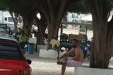 Enquanto prefeito de Uauá estava lendo mensagem, funcionário comissionado estava na praça sentado sem camisa
