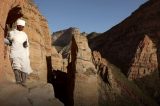 O padre que escala uma montanha perigosa todos os dias para chegar à igreja