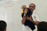 Professor dá aula de empatia ao ninar bebê para que aluna pudesse estudar