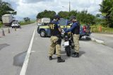 PRF fiscaliza 19 caminhões e um homem é detido com habilitação irregular e arrebites em Salgueiro, PE