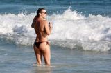 Solteira, Christine Fernandes desfila boa forma em praia carioca
