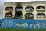 Criminosos invadem e ateiam fogo em escola no Rio