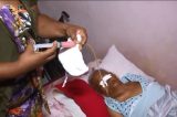 Após AVC, idosa na BA passa a se alimentar através de seringas e sobrinha reclama de falta de material na rede pública
