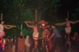 Homem invade palco e dá golpe de capacete para salvar ‘Jesus’ em peça teatral; veja